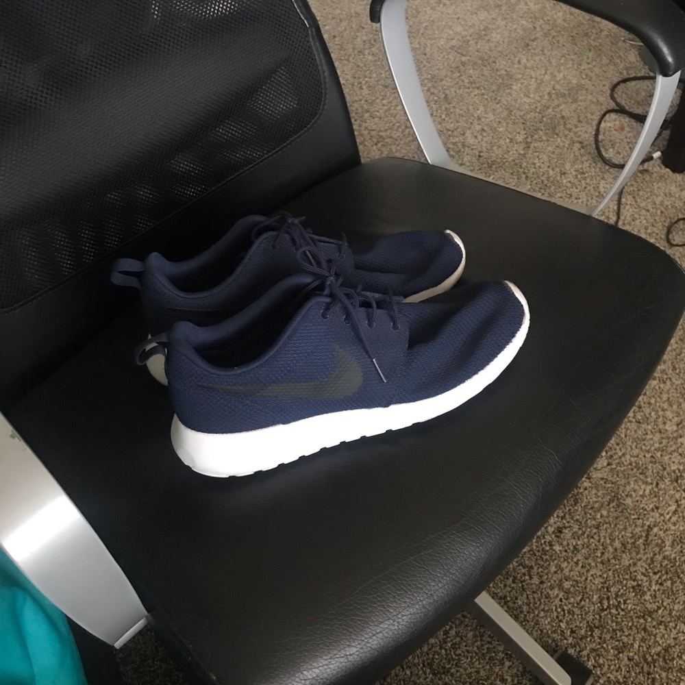 Navy blue nike roshe runs size 9.5